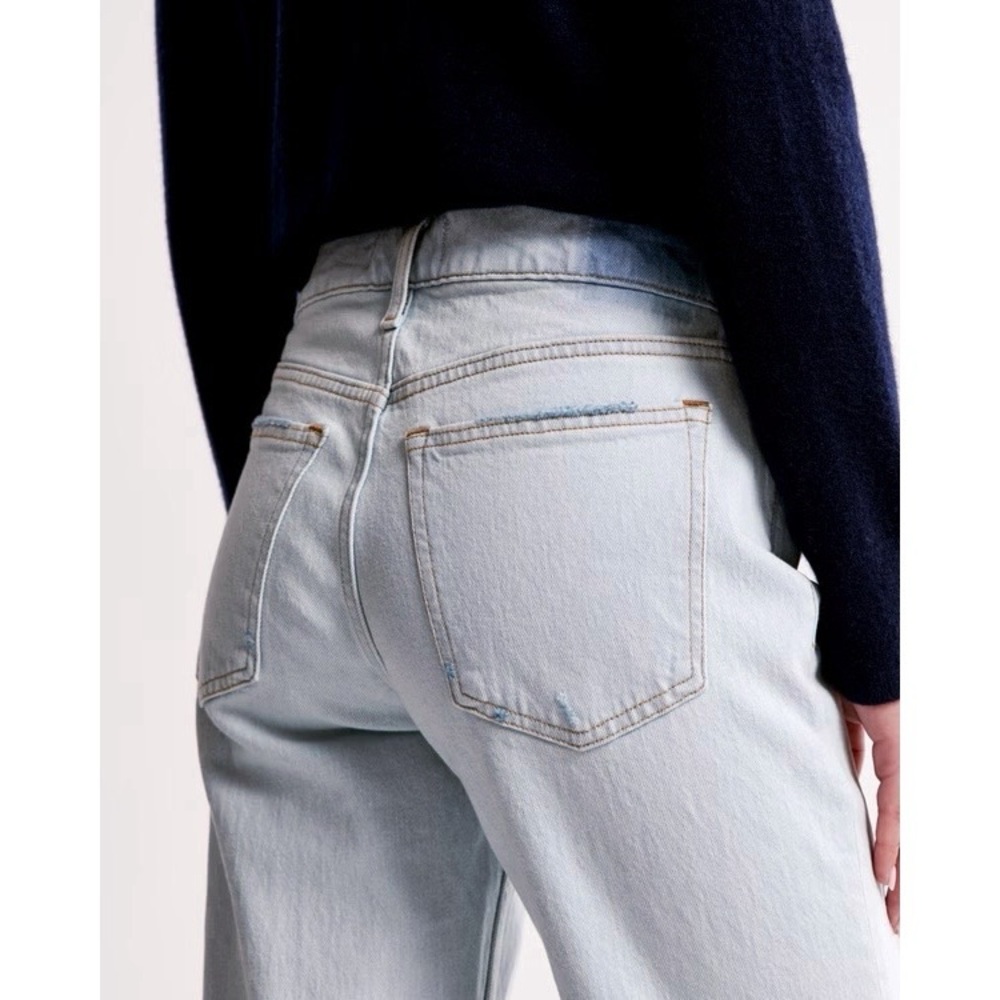ABERCROMBIE The Baggy Low Rise Jean in Light Blue 28/6R - Picture 3 of 12
